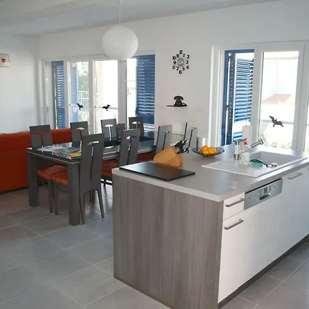 Villa Lava - Posh With Pool Pirovac