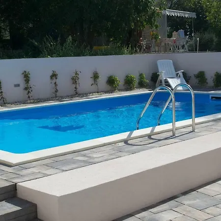 Lava - Posh With Pool * Pirovac