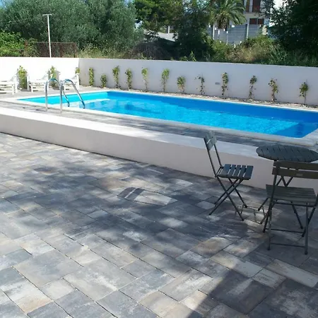 Lava - Posh With Pool Pirovac